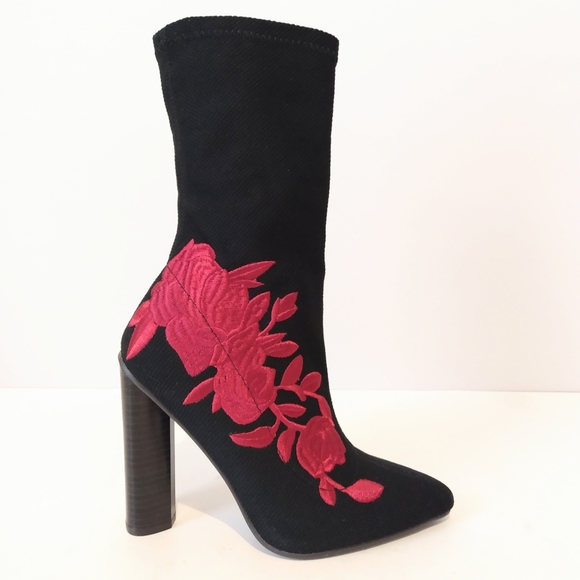 Qupid Black Fabric Red Embroidered Floral 4 1/4" Chunky Heel Sock Boots sz 6.5 - Picture 3 of 10